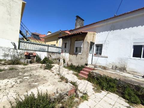Moradia com Logradouro e Garagem em Zona Privilegiada de Loures
