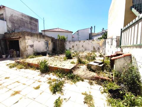 Moradia com Logradouro e Garagem em Zona Privilegiada de Loures