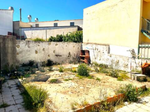 Moradia com Logradouro e Garagem em Zona Privilegiada de Loures