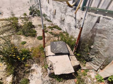 Moradia com Logradouro e Garagem em Zona Privilegiada de Loures