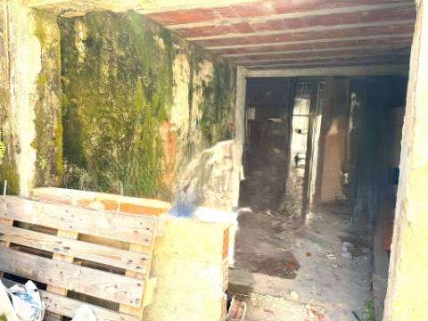 Moradia com Logradouro e Garagem em Zona Privilegiada de Loures