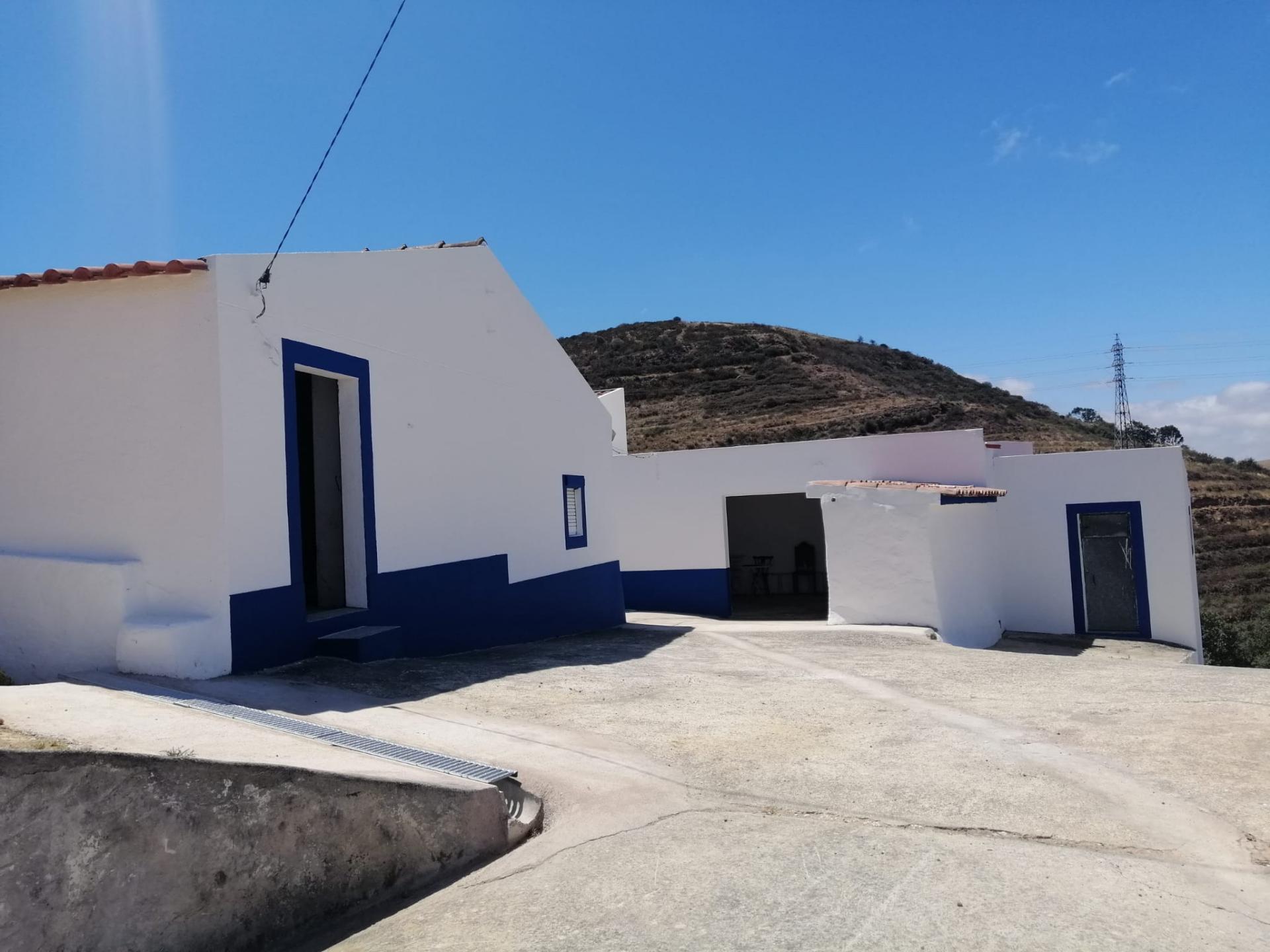 Propriedade ampla com casa para renovar 44.000 m2 Torres Vedras