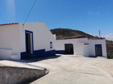 Propriedade ampla com casa para renovar 44.000 m2 Torres Vedras