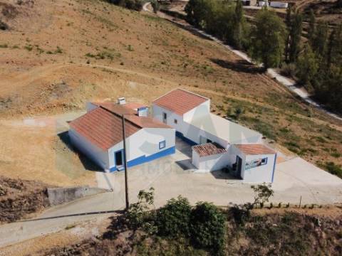 Propriedade ampla com casa para renovar 44.000 m2 Torres Vedras