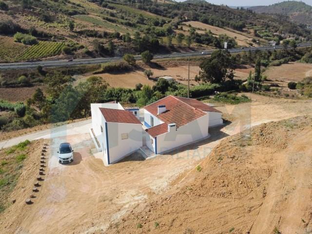Propriedade ampla com casa para renovar 44.000 m2 Torres Vedras
