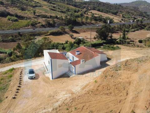 Propriedade ampla com casa para renovar 44.000 m2 Torres Vedras