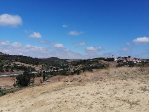Propriedade ampla com casa para renovar 44.000 m2 Torres Vedras