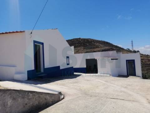 Propriedade ampla com casa para renovar 44.000 m2 Torres Vedras
