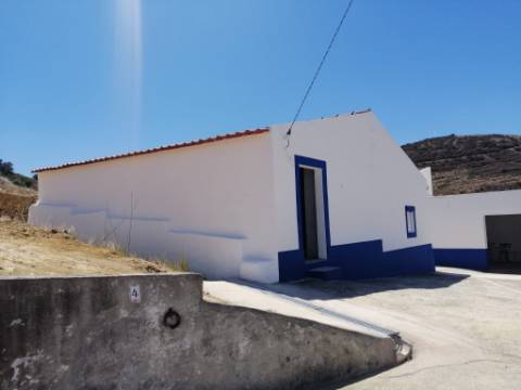 Propriedade ampla com casa para renovar 44.000 m2 Torres Vedras