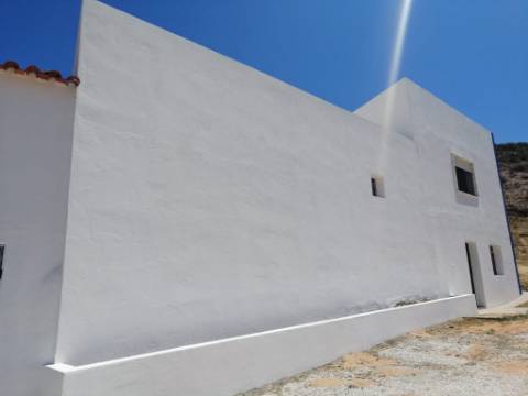 Propriedade ampla com casa para renovar 44.000 m2 Torres Vedras