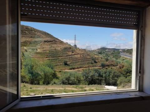 Propriedade ampla com casa para renovar 44.000 m2 Torres Vedras