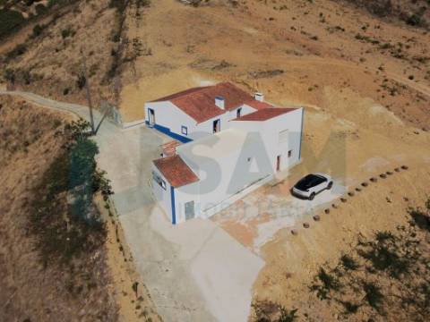 Propriedade ampla com casa para renovar 44.000 m2 Torres Vedras