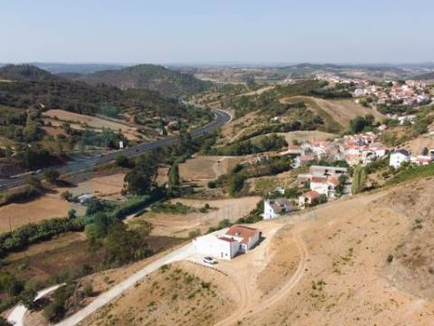 Propriedade ampla com casa para renovar 44.000 m2 Torres Vedras