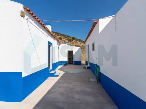 Propriedade ampla com casa para renovar 44.000 m2 Torres Vedras
