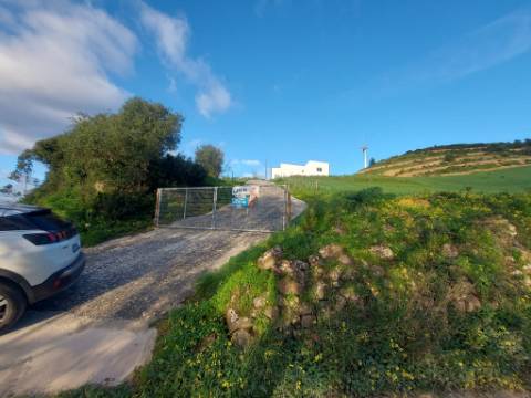 Propriedade ampla com casa para renovar 44.000 m2 Torres Vedras