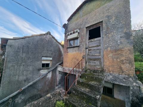Moradia para recuperar às portas da cidade.