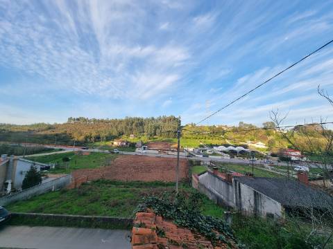 Moradia para recuperar às portas da cidade.