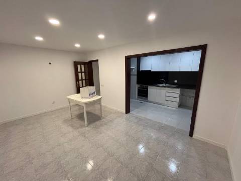 T2 no centro da cidade com lugar de garagem e terraço.