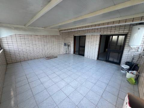 T2 no centro da cidade com lugar de garagem e terraço.