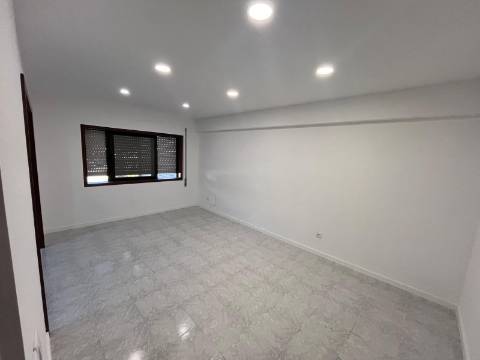 T2 no centro da cidade com lugar de garagem e terraço.