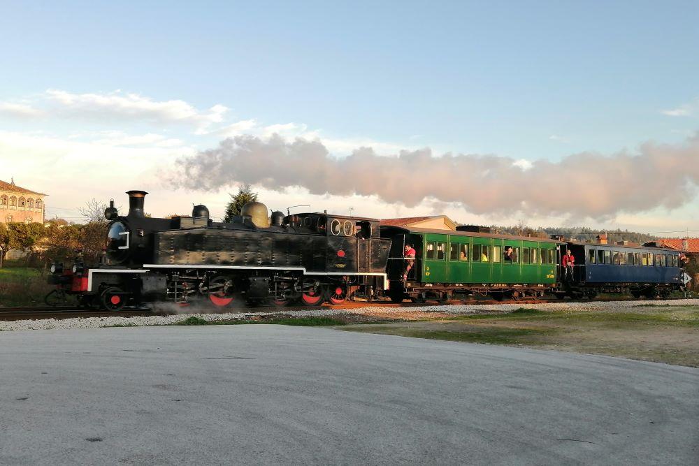 Moradia isola com piscina e anexos.