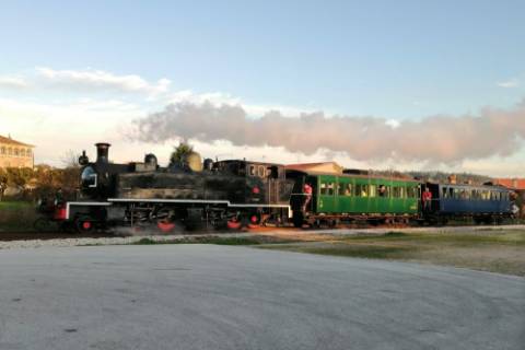 Moradia isola com piscina e anexos.