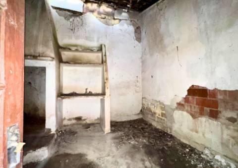 Moradia para restauro em Glória do Ribatejo