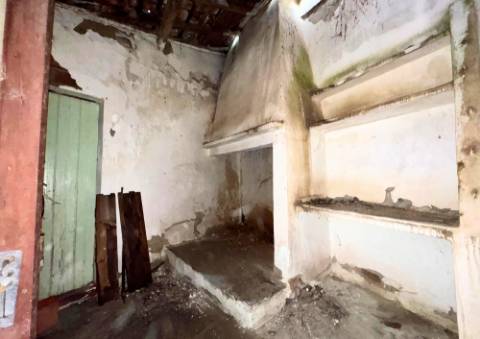 Moradia para restauro em Glória do Ribatejo