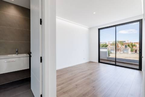 Moradia V3 com piscina privativa e vista mar