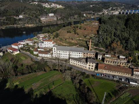 Fábrica com Terrenos em Crestuma