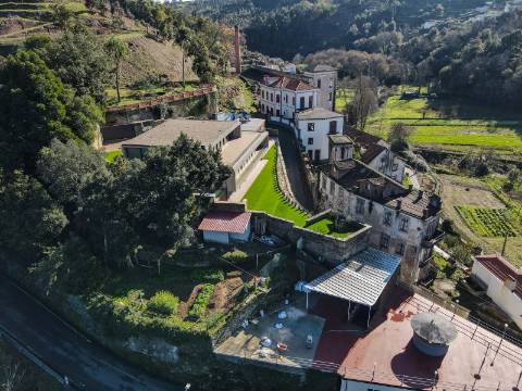 Fábrica com Terrenos em Crestuma