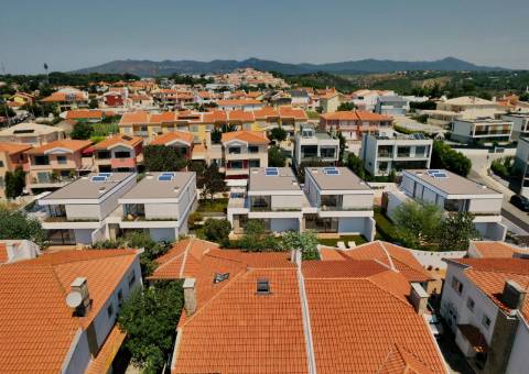 Luxuosa moradia em Cascais de arquitetura contemporânea e sofisticação em cada detalhe.