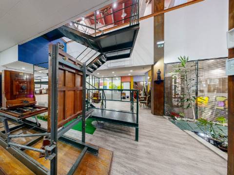 Armazém remodelado e transformado em Escritório