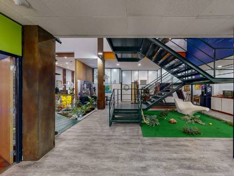 Armazém remodelado e transformado em Escritório