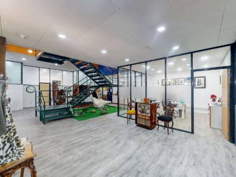 Armazém remodelado e transformado em Escritório