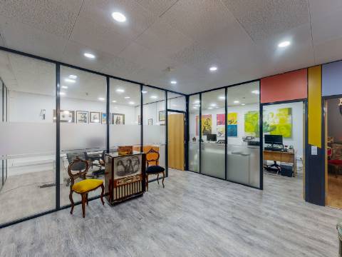 Armazém remodelado e transformado em Escritório