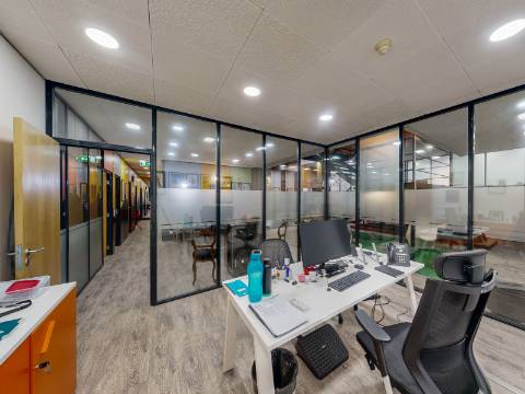 Armazém remodelado e transformado em Escritório