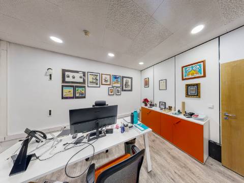 Armazém remodelado e transformado em Escritório