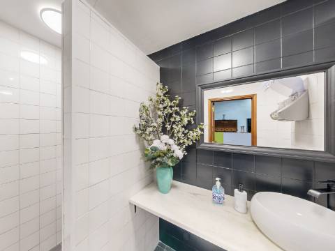 Armazém remodelado e transformado em Escritório