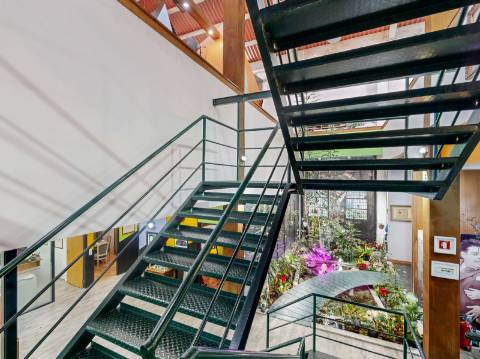 Armazém remodelado e transformado em Escritório