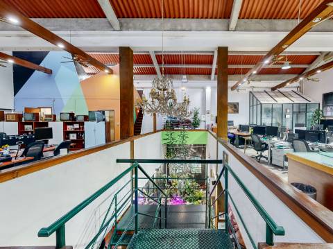 Armazém remodelado e transformado em Escritório