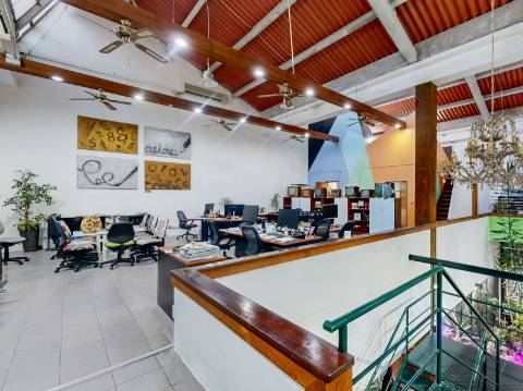 Armazém remodelado e transformado em Escritório