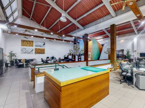 Armazém remodelado e transformado em Escritório