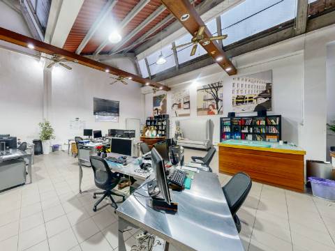 Armazém remodelado e transformado em Escritório