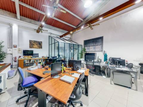 Armazém remodelado e transformado em Escritório