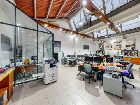 Armazém remodelado e transformado em Escritório