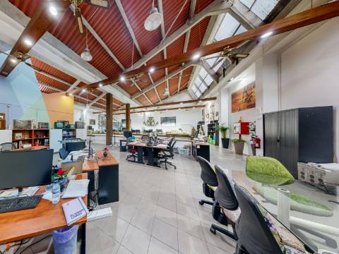 Armazém remodelado e transformado em Escritório