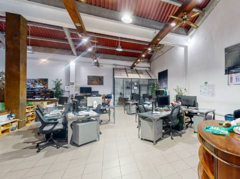 Armazém remodelado e transformado em Escritório