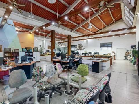 Armazém remodelado e transformado em Escritório