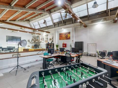 Armazém remodelado e transformado em Escritório